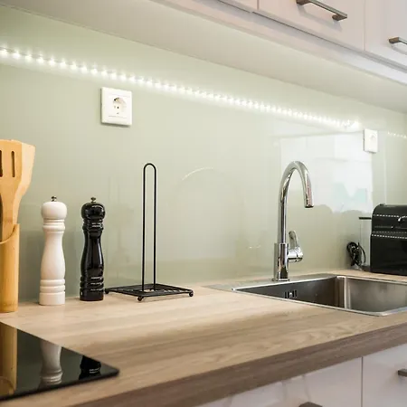 Leone Apartment *